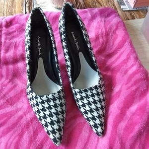 7M Amanda Smith Houndstooth heels
